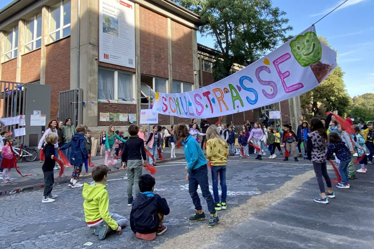 Aktionsbündnis Kidical Mass gelingt Durchbruch: Bahn frei für autofreie Schulstraßen in NRW